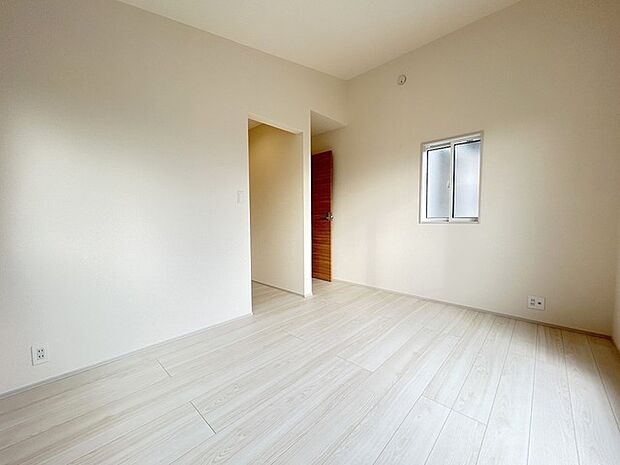 今からここを誰のお部屋にしようか、そんな洋室。 