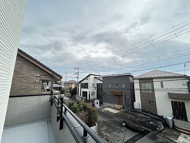 あたりには住宅を中心とした建物が広がります。 