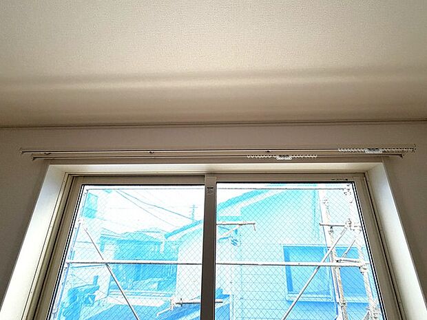 カーテンレール付きです〇