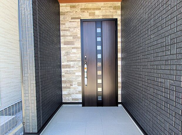 この扉を開けると、新築の木の匂いが待ってます。 