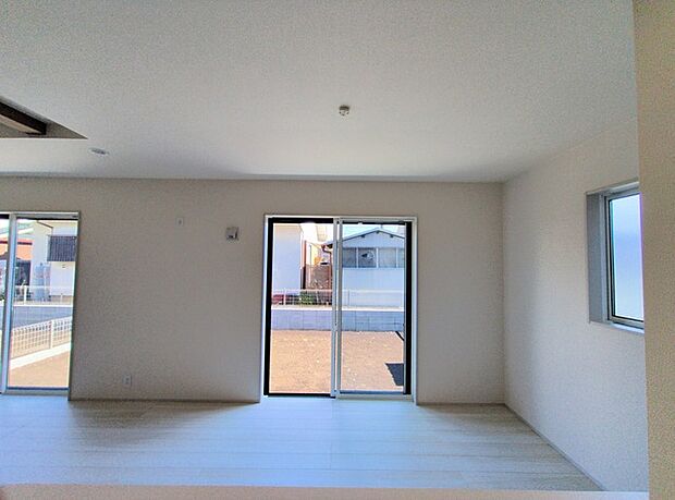 ご家族みんながゆったりくつろげる広々リビング。