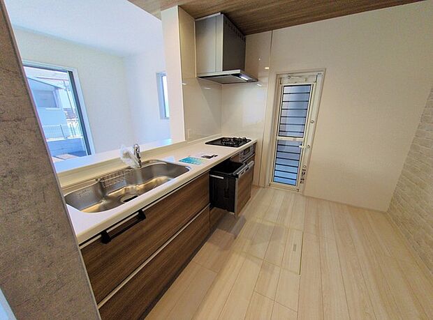 勝手口があればキッチンから出たゴミを、サッと外へ。キッチンはいつも清潔キレイ。 