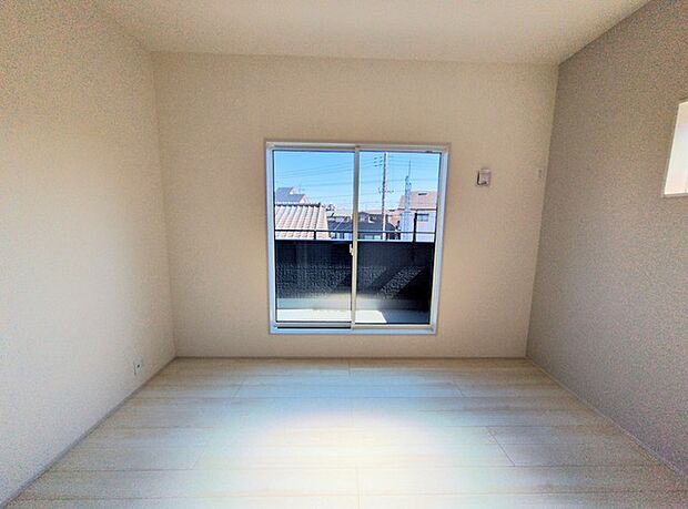 新築の木の匂いのする室内。写真では伝わらないので、ぜひ現地でお確かめください。 