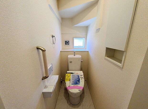 お掃除らくらく。便座脇の操作盤をなくした、リモコンタイプのお手洗い。