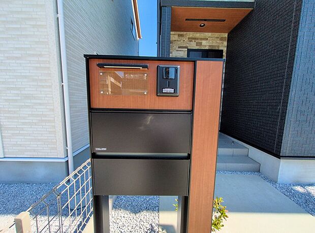 Ａ4サイズの郵便物もスッと入る、機能性の高い郵便受け。 