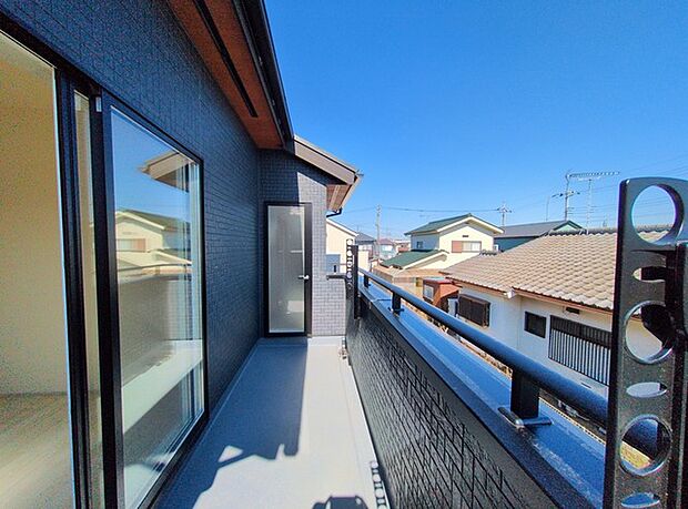 らくらくお洗濯を助ける広いバルコニー。
