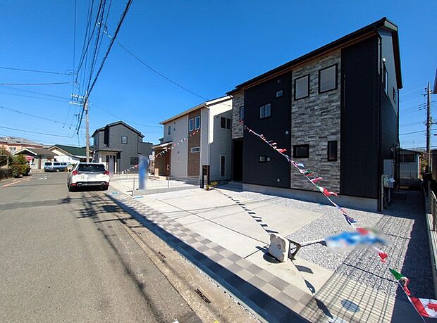 駐車が苦手な方にも嬉しい、前面6ｍ道路に面した住まい。 