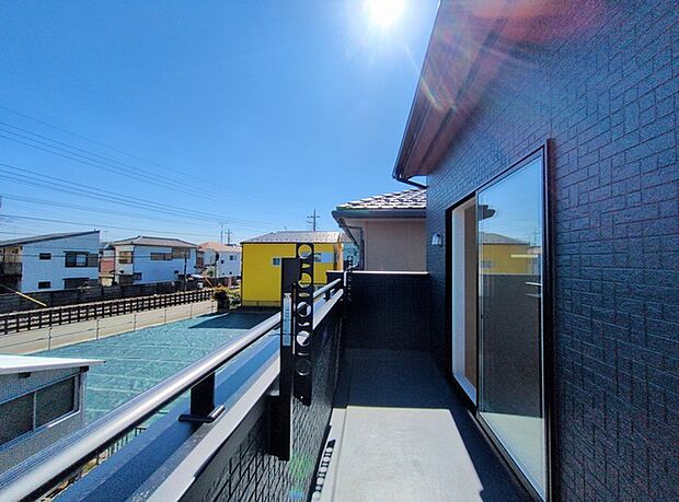 前面の住まいとの距離感があるから、圧迫感を感じません。 