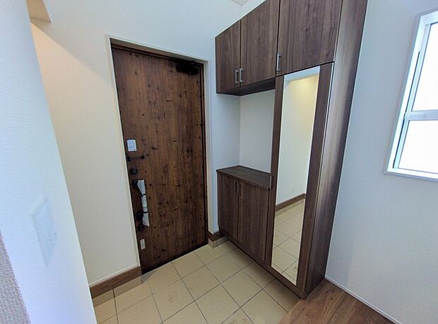 玄関は家の顔でもあります。広いと気持ちがいいですね！ 