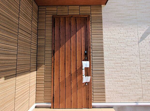 新築の玄関扉。きっと今のお家より重厚感が違います。