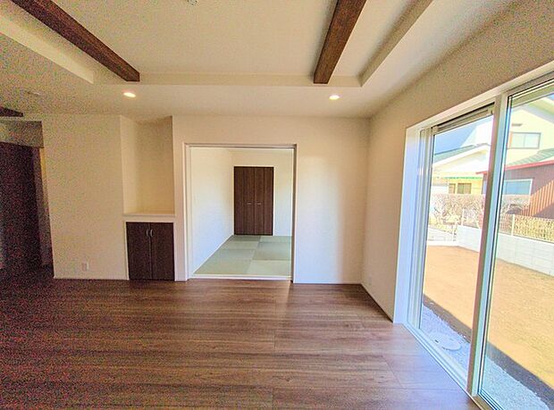 和室とリビングが続き間に。定評のあるプランを採用。