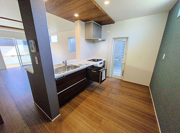 省エネ ・ 衛生的な食器洗乾燥機付。 