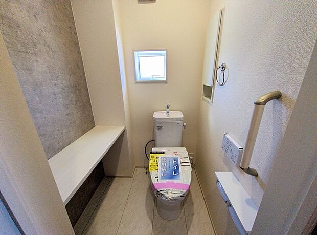 注目度の高いお手洗い。ちゃんとウォシュレット機能ついてます。 