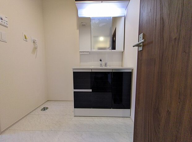 お出かけ前の身だしなみに一歩差がつく三面鏡。