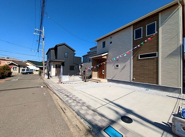 駐車が苦手な方にも嬉しい、前面6ｍ道路に面した住まい。 
