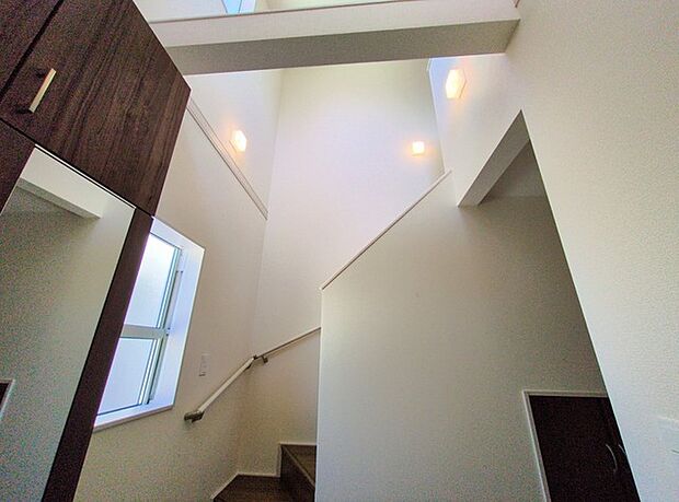 吹き抜けのおかげで、玄関までが明るい物件。