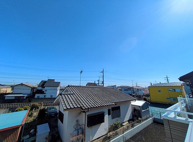 住宅街の中の一戸建て、あたりはほとんど住宅です。