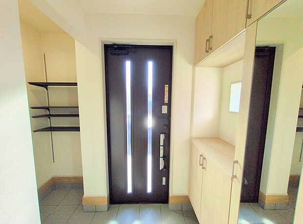 共用収納がたっぷりあります。便利なシューズインクローゼットが魅力です。 