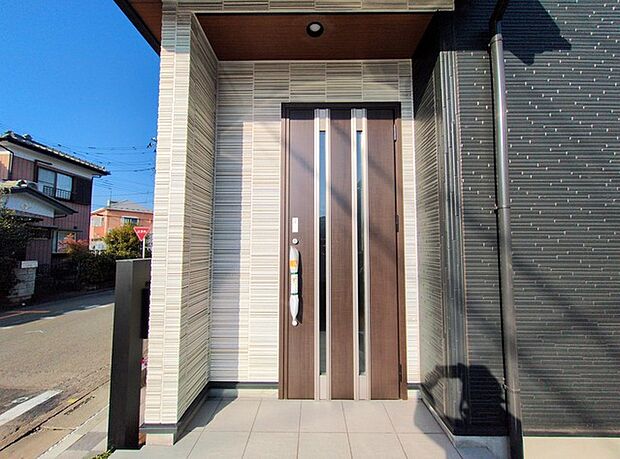 この扉を開けると、新築の木の匂いが待ってます。 