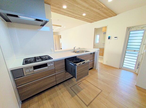 リビングで遊ぶお子様を見守りながらお料理ができる、対面キッチン。 