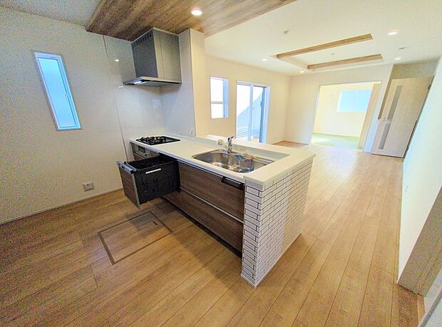 料理をしながらでも、ご家族との会話を楽しめる対面キッチン。