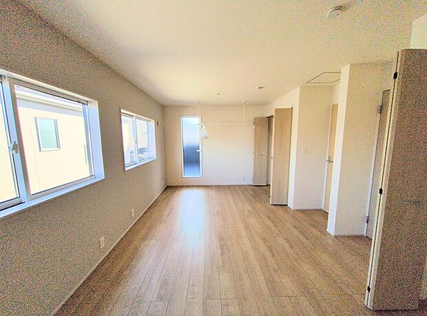 将来的には間仕切りして2部屋に変更可能な洋間。成長に合わせた間取り変更が可能なタイプ。 