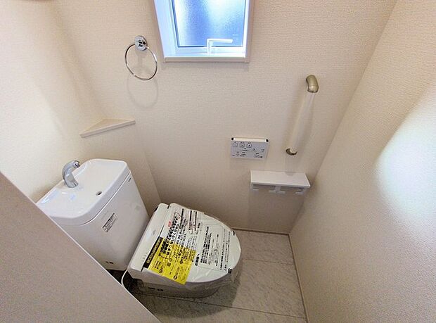 今すぐということはなくとも、いずれはお世話になるお手洗いの手すり付き。もちろんウォシュレットも付いてます。 