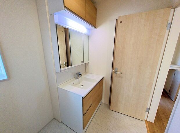 たっぷりの収納を設けたシャワー付洗面台で快適な暮らし。