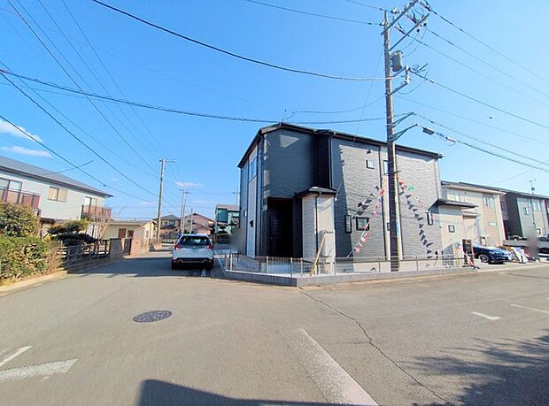 風通し・日当たりに優れる角地。開放感をお楽しみください。