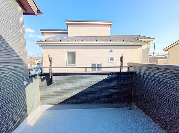 らくらくお洗濯を助ける広いバルコニー。 