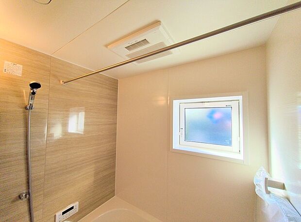 空気もこもらず、いつもクリーンな浴室乾燥機付。