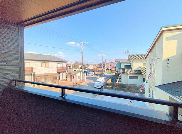 車通りの少ない閑静な住宅地、のびのびした子育てに適します。