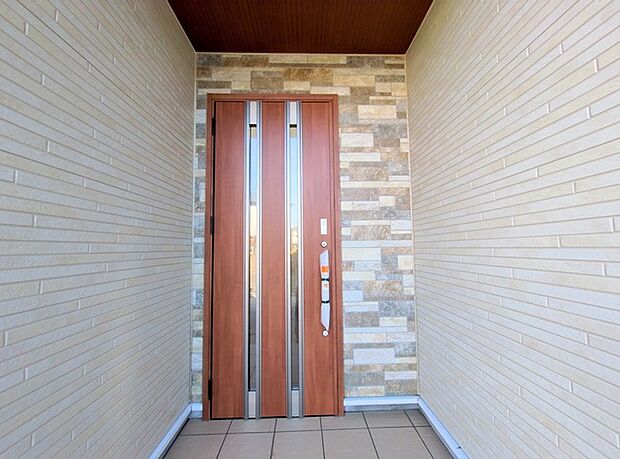 新築の玄関扉。きっと今のお家より重厚感が違います。 