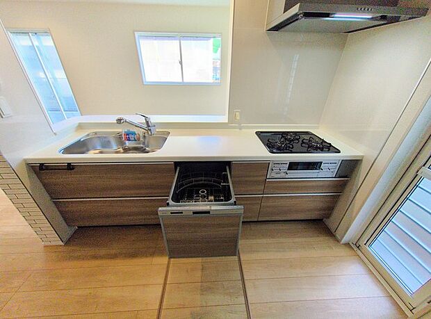 省エネ ・ 衛生的な食器洗乾燥機付。