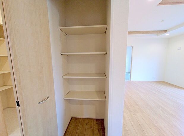 何かとものがあふれやすいリビングに、ちょっと一工夫。うれしい収納空間。 