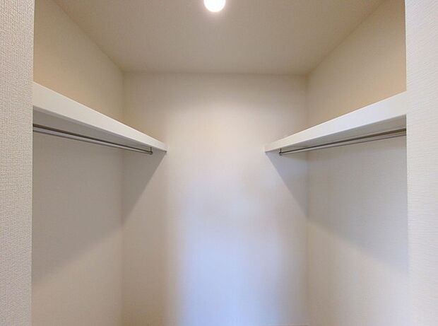季節物の衣類もスッキリ収納できる、ウォークインクローゼット。