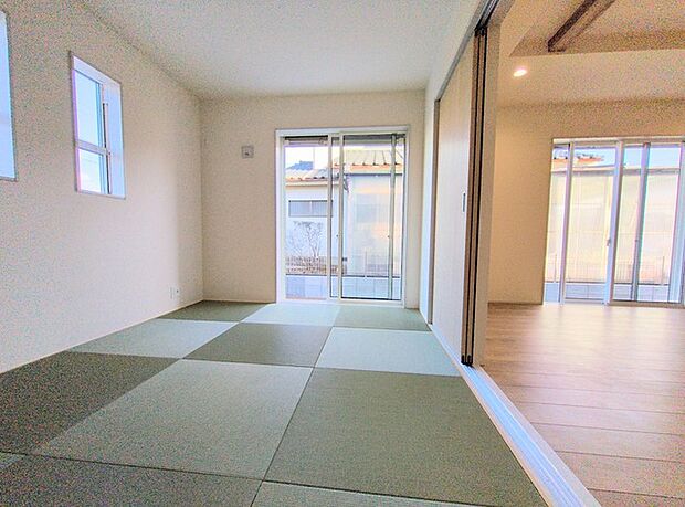 リビングと一体のように使える和室。キッチンからもよく見えます。 