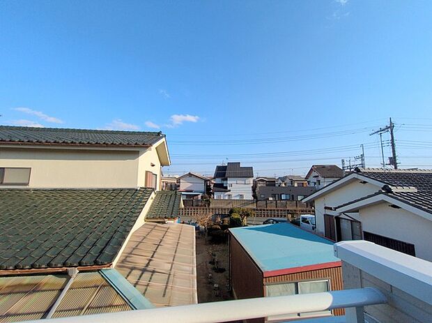 住宅街の中の一戸建て、あたりはほとんど住宅です。 