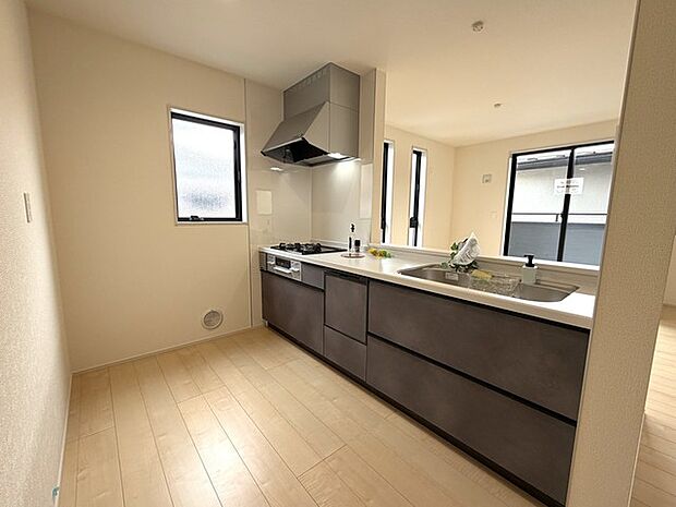 カウンターからはリビングが広く見渡せ、ご家族とのコミュニケーションも弾みます。