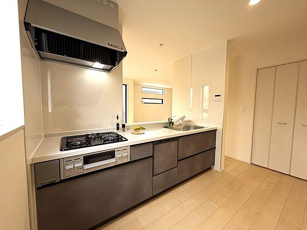 人造大理石トップボードと防汚ウォールで、 お手入れがラクなキッチン。 