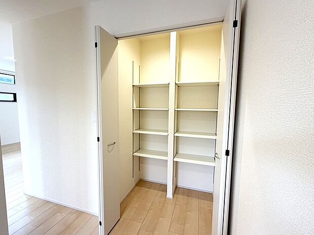 キッチン脇のパントリー収納は可動棚付きです〇