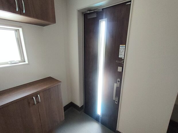 新築の木の匂いのする室内。写真では伝わらないので、ぜひ現地でお確かめください。