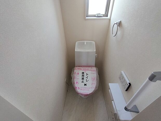 注目度の高いお手洗い。ちゃんとウォシュレット機能ついてます。 