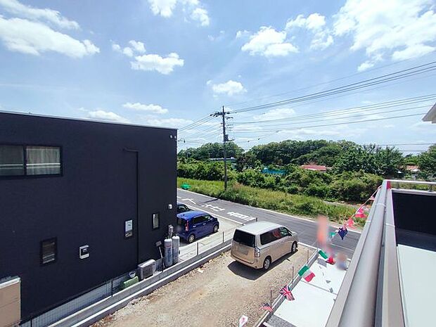 ゆったりとした緑地の多い立地ならでは！緑に包まれた環境です。 