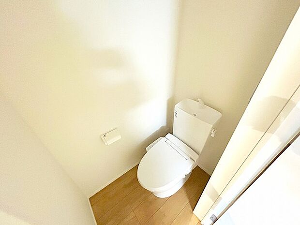 もちろんウォシュレット機能付き。憩いの場としてひそかに注目度の高いお手洗いにもご注目ください。