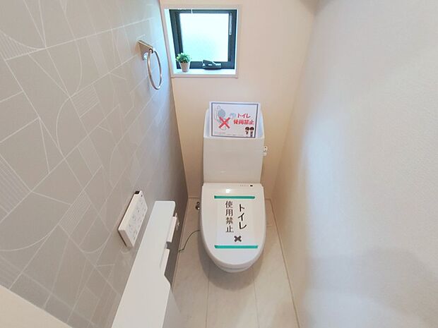 ウォシュレット機能付き。憩いの場としてひそかに注目度の高いお手洗いにもご注目ください。 