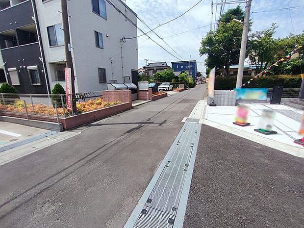 住民の方が主に利用する交通量少なめの道路に面してます。 