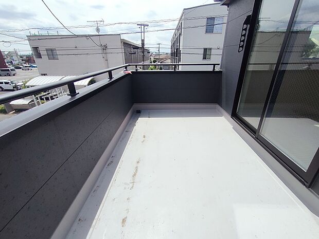 ゆとりの広さを確保したバルコニー。お布団を干すのも、この広さならラクラク。 