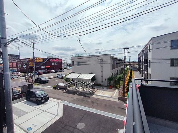 幹線道路から1本入った現地は、想像以上に静かに感じられます。 