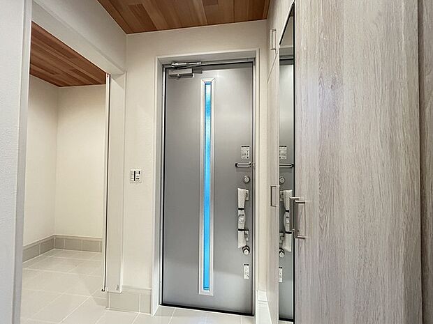 誰も住んだことのない家の玄関スペース。あたらしい木のにおいを感じていただけると思います。 